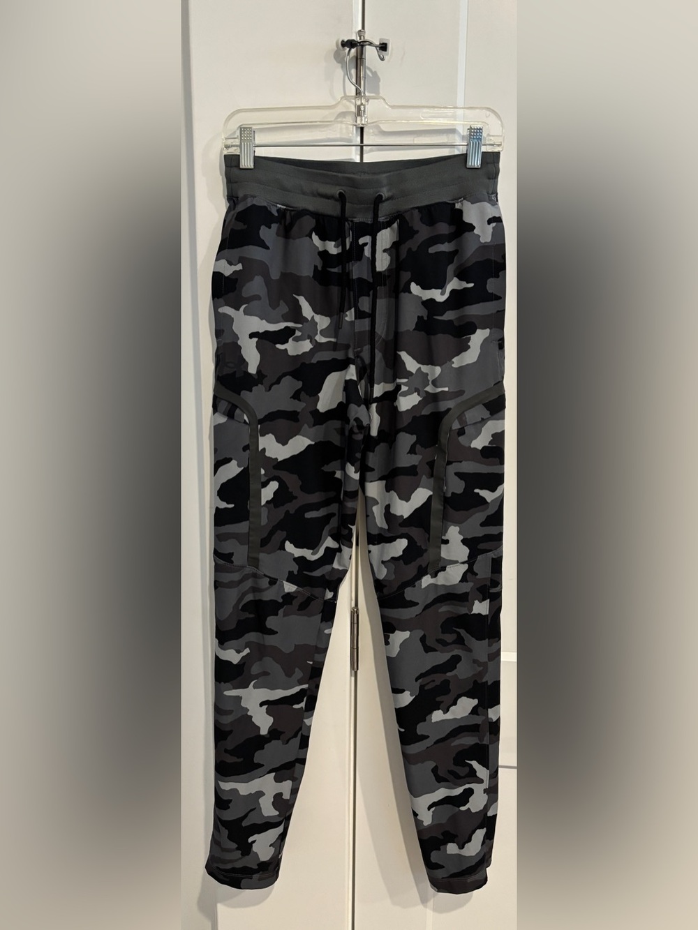 Under Armour Black & Gray Camo Jogger Pants. Size M